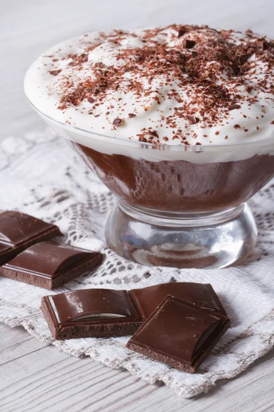 Mousse al cioccolato con panna montata primo piano. Verticale — Foto Stock