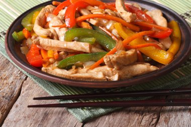 ta sebze yakın çekim ve yemek çubukları üzerinde ahşap ile tavuk