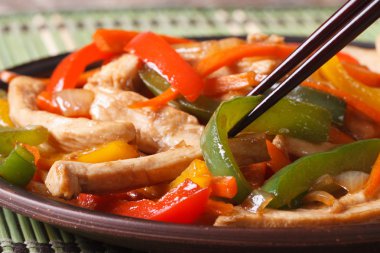 tavuk biber, havuç makro ve yemek çubukları, yatay