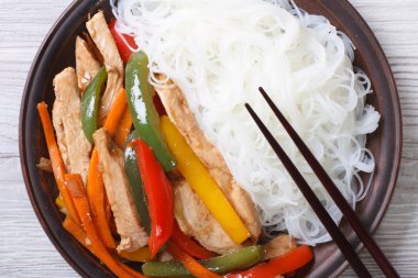 Pirinç Noodle tavuk makro yatay üstten görünüm