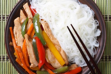 Tavuk sebze ve pirinç noodle closeup ile. Üstten Görünüm