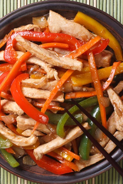 Poulet aux légumes macro et baguettes. vue de dessus verticale — Photo