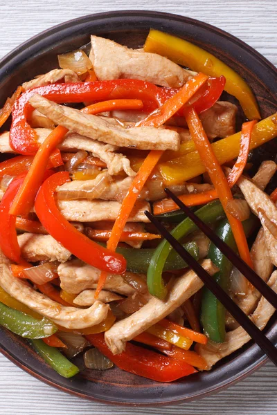 Poulet avec légumes gros plan sur une assiette. vue de dessus verticale — Photo