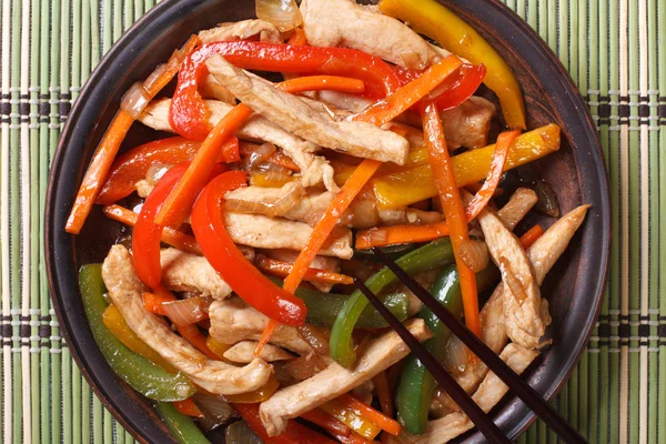 tavuk sebze makro ve yemek çubukları ile. Yatay üst vie