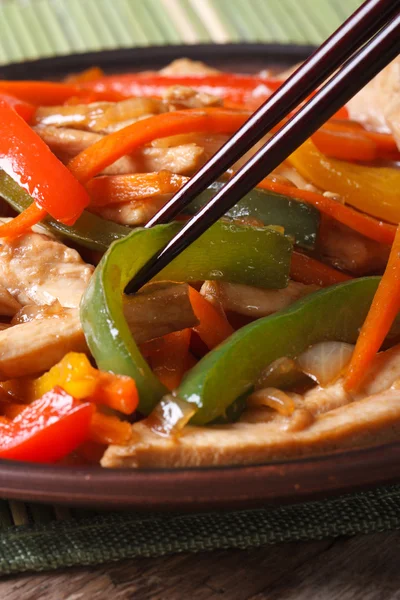 Pollo con pimientos, zanahorias macro y palillos, vertical —  Fotos de Stock