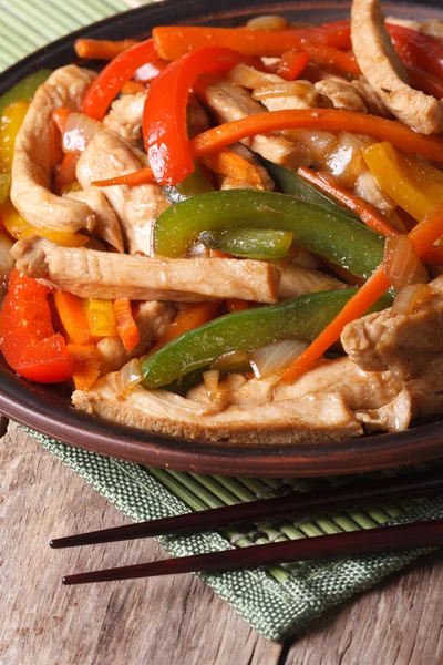 Nourriture chinoise : poulet aux légumes gros plan vertical — Photo