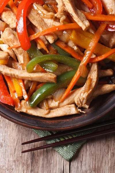 Nourriture chinoise : poulet aux légumes vue verticale — Photo