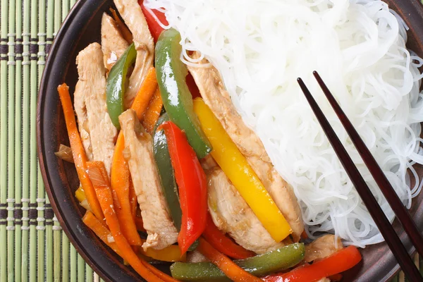 Chicken and rice noodles with chopsticks. top view horizontal — Stock Photo, Image