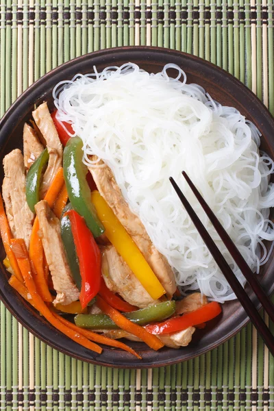 Κοτόπουλο με λαχανικά και ρύζι χυλοπίτες κάτοψη κάθετη — Φωτογραφία Αρχείου