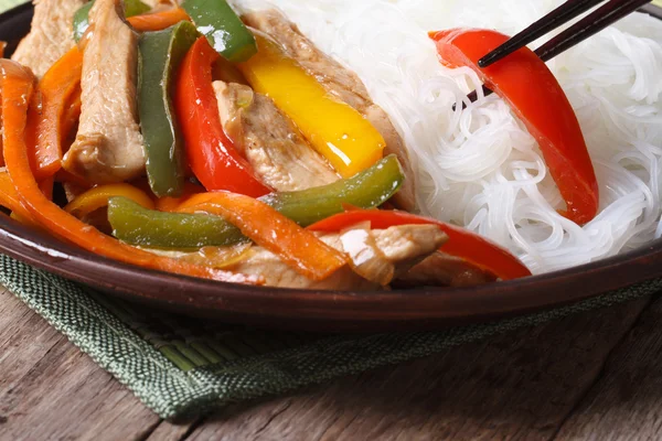 Vermicelles de riz au poulet et légumes. macro — Photo