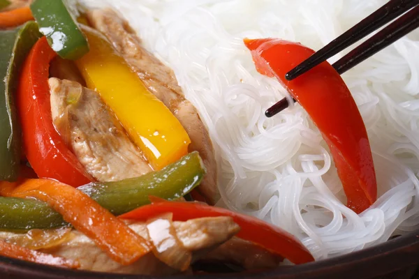 Rice vermicelli with chicken, vegetables and chopsticks. macro — Stock Photo, Image