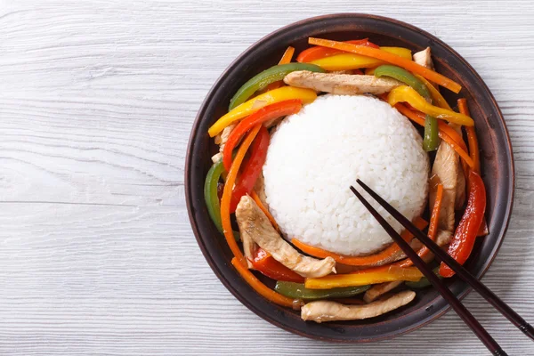 Arroz con pollo, verduras y palillos vista superior — Foto de Stock