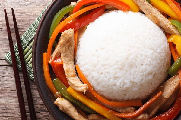 Comida asiática: frango com legumes e arroz vista superior — Fotografia de Stock