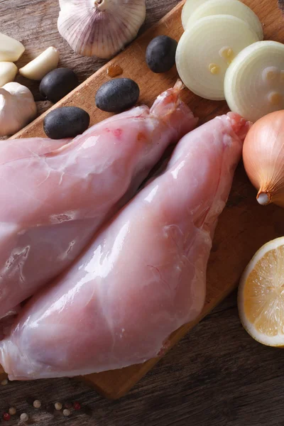 Carne di coniglio cruda sul tavolo primo piano. vista verticale dall'alto — Foto Stock