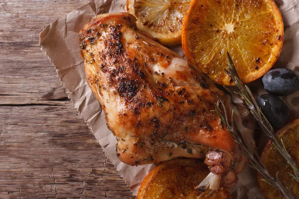 Coscia di coniglio arrosto con arance, olive e rosmarino vista dall'alto — Foto Stock