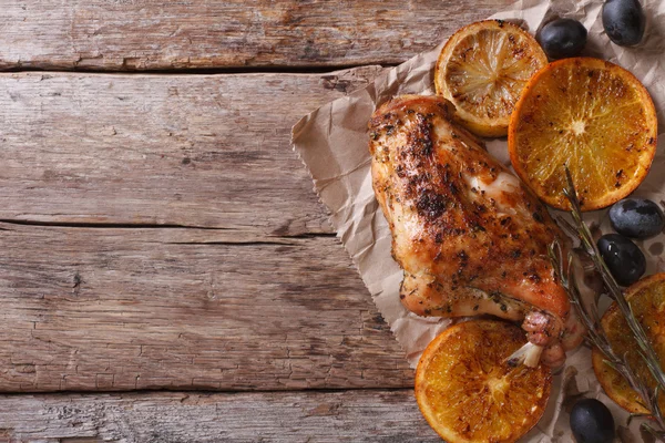 Coscia di coniglio arrosto con arance e olive vista dall'alto orizzontale — Foto Stock