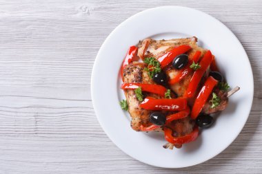 Biber ve zeytin üst görünümden yatay ile kavrulmuş tavşan bacak