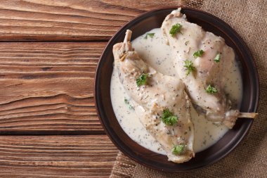 Tavşan yukarıdan ekşi krema yatay görünümünde