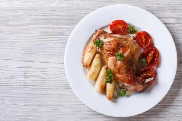 Delicious grilled rabbit leg with apples horizontal top view — Stock Photo, Image