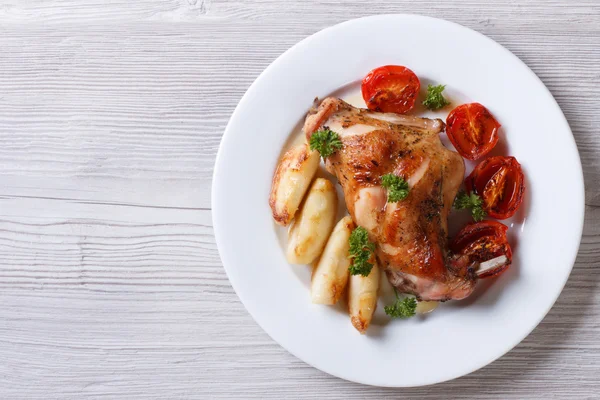 Deliciosa pierna de conejo a la parrilla con manzanas vista superior horizontal — Foto de Stock