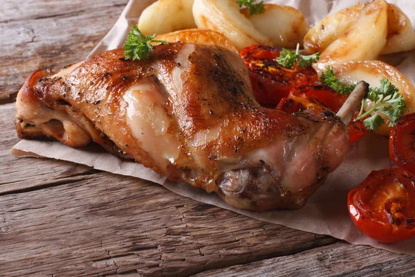 Delicious grilled rabbit leg with apples and tomatoes — Stock Photo, Image