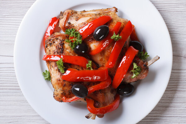 Мясо из кроличьей ножки, обжаренное перцем и оливками
