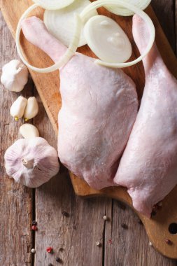 Bir kesme tahtası dikey üst iki ham ördek ayağı göster 