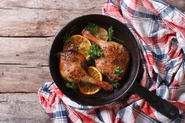 Lezzetli kızarmış ördek bacak ile portakal yakın çekim. Üstten Görünüm