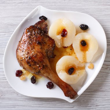 et ördek closeup, armut ve kuru üzüm ile ana sayfa görünümü