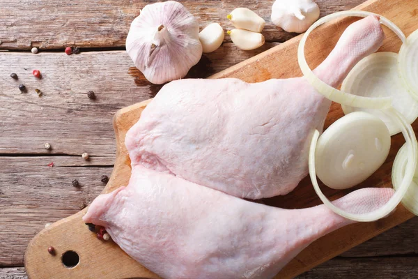 Patas de pato crudo en una tabla de cortar vista horizontal desde arriba — Foto de Stock