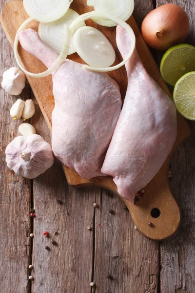 bir kesme tahtası malzemelerle çiğ ördek bacaklarına görünümü top