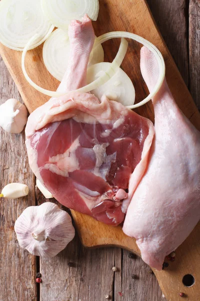 soğan ve sarımsak, üstten görünüm dikey ham ördek ayaklı