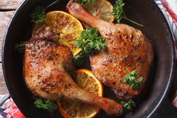 Patas de pato asado en una sartén con naranjas vista superior horizontal — Foto de Stock