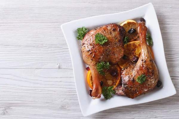 Roasted duck leg with oranges and raisins top view, horizontal — Stock Photo, Image