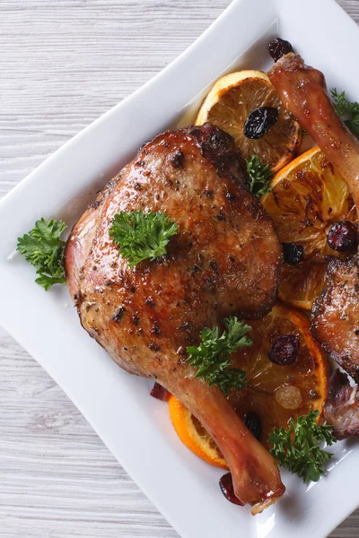 Kızarmış ördek bacaklar üstten görünüm dikey meyve ve kuru üzüm ile