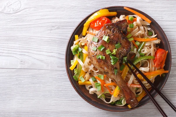 Rice noodles with duck leg and vegetables horizontal, top view — Stock Photo, Image
