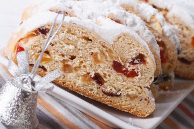  Makro yatay dilimlenmiş Stollen Noel meyve pasta