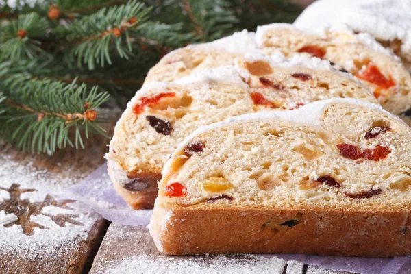 Vánoční ovoce chléb Stollen close-up, horizontální, rustikální styl — Stock fotografie