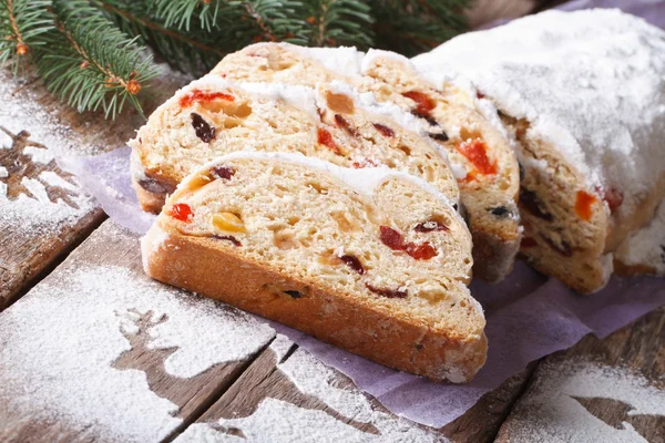 Немецкий рождественский торт Stollen с сухофруктами и орехами горизонта — стоковое фото