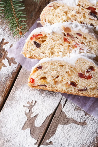 Vynikající vánoční ovoce chléb Stollen closeup vertikální — Stock fotografie