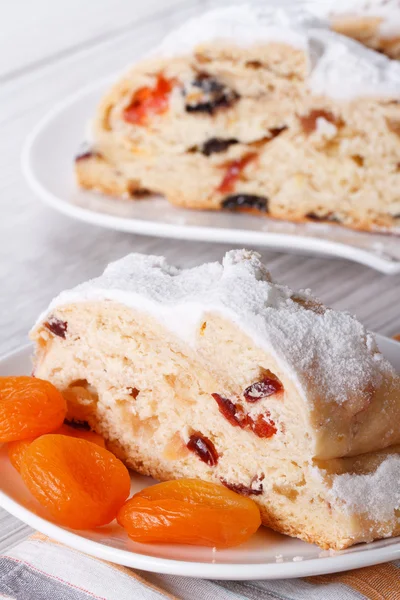 Шматочок торта з родзинками, сушеними абрикосами крупним планом. вертикальний — стокове фото