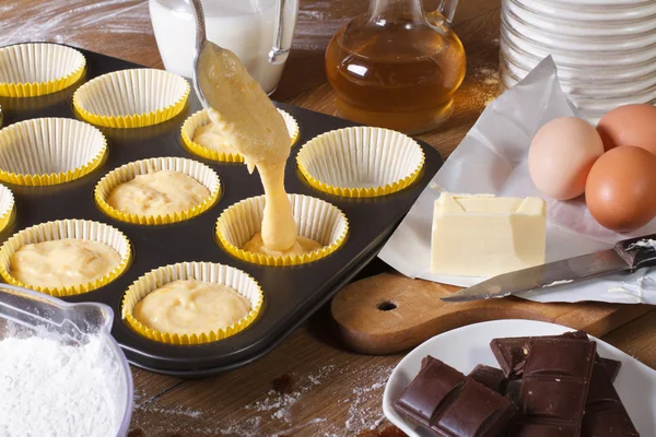 Le processus de préparation des cupcakes dans la cuisine — Photo