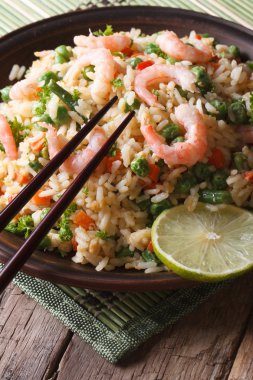 Japon chahan: pişmiş pirinci karides closeup ile. Dikey