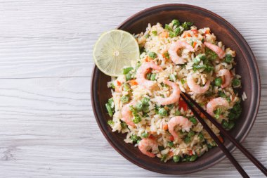 Japonca kızarmış pilav ile deniz ürünleri, yumurta ve sebze Üstten Görünüm