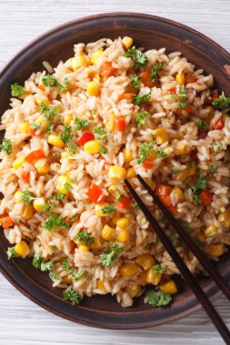 kızarmış pilav ile yumurta, Mısır ve maydanoz closeup dikey Üstten Görünüm