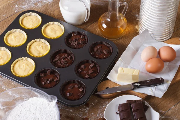 Matlagning choklad och vanilj cupcakes ovanifrån horisontella — Stockfoto
