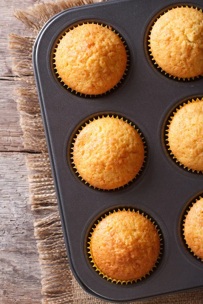 Altın lezzetli muffins pişirme çanağı dikey üstten görünüm içinde — Stok fotoğraf