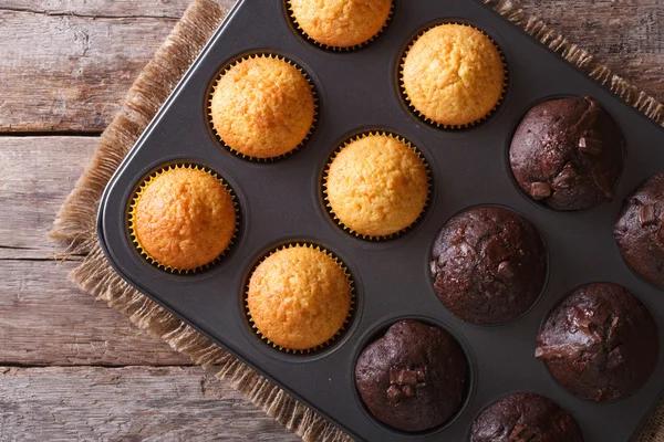 Čokoládové a vanilkové muffiny v pečení pokrm: pohled shora — Stock fotografie