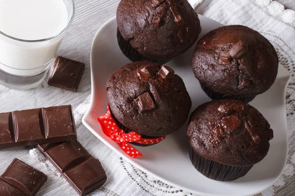 Chocolate muffins with milk horizontal top view — Stock Photo, Image