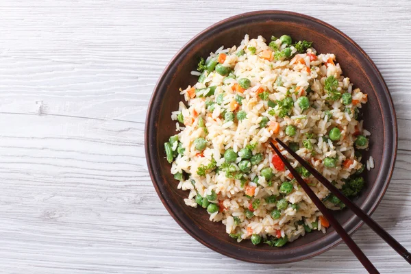 Japanese fried rice with green peas and eggs horizontal top view — Stock Photo, Image